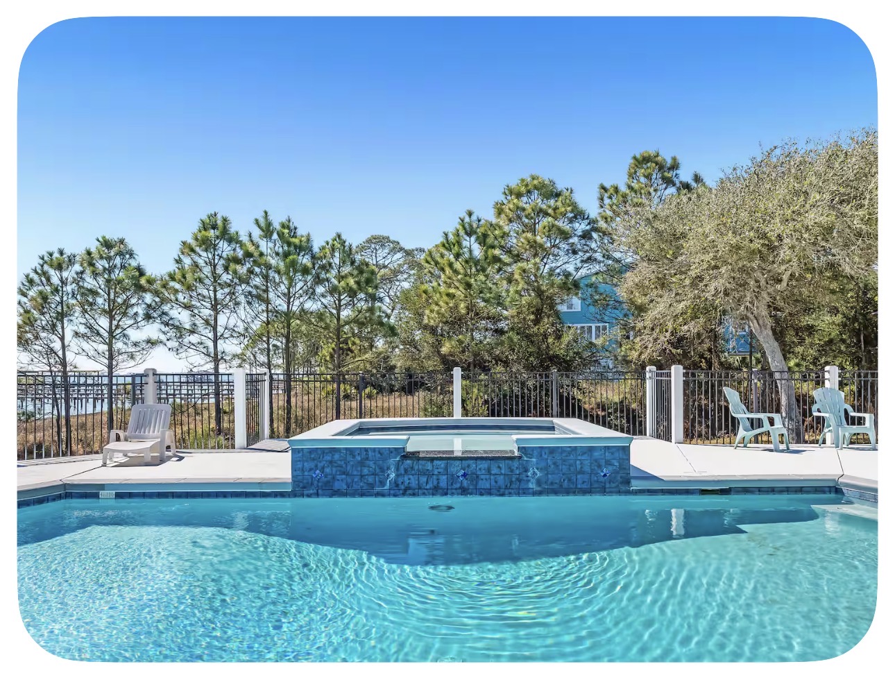 Private pool and raised spa area